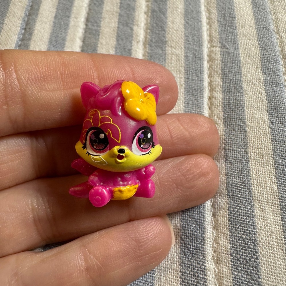 Hatchimals CollEGGtibles Season 6 Royal Snow Ball Pink Cat Figure 19102 SML